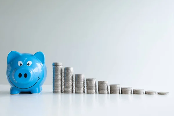 Blauwe Piggy Money Bank met munten bar grafiek, stap omhoog groeiend bedrijf naar succes en besparing voor pensioen concept — Stockfoto
