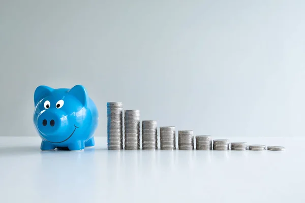 Blauwe Piggy Money Bank met munten bar grafiek, stap omhoog groeiend bedrijf naar succes en besparing voor pensioen concept — Stockfoto