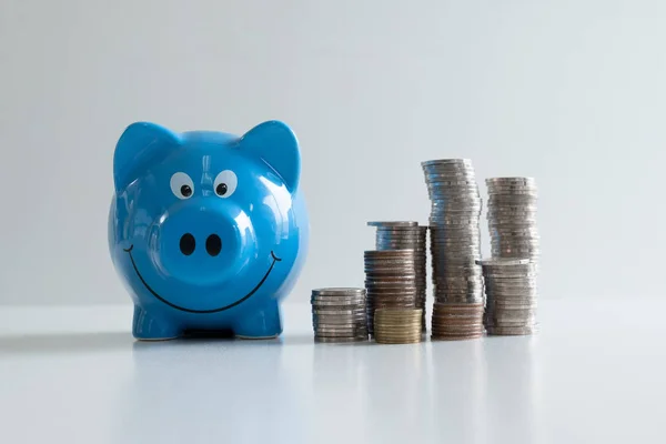 Blauwe Piggy Money Bank met munten stapel, stap omhoog groeiend bedrijf naar succes en besparing voor pensioen concept — Stockfoto