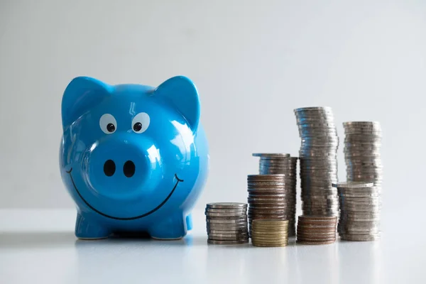 Blauwe Piggy Money Bank met munten stapel, stap omhoog groeiend bedrijf naar succes en besparing voor pensioen concept — Stockfoto