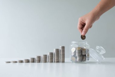 el sikke bar grafik ile cam şişe içine sikke koyarak