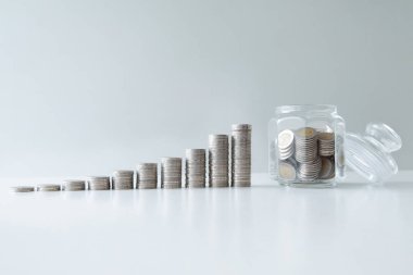 sikke bar grafiği ile cam şişe banka da sikke tasarrufu