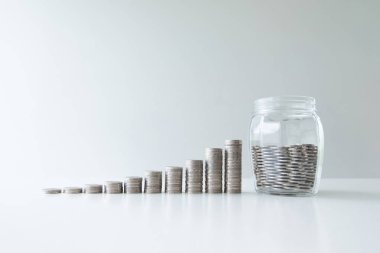 sikke bar grafiği ile cam şişe banka sikke, başarı ve emeklilik kavramı için tasarruf büyüyen iş hızlandırmak