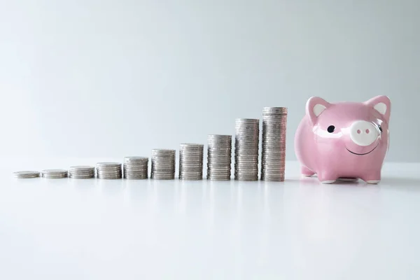 Roze Piggy Bank geld besparen met munten bunker — Stockfoto