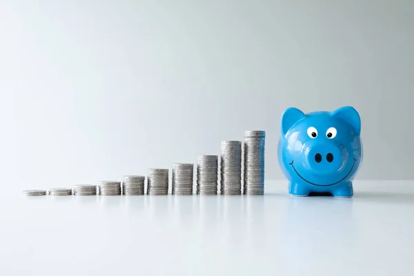 Blauwe Piggy Bank spaargeld met munten staafdiagram, stap omhoog groeiend bedrijf naar succes en besparing voor pensioen concept — Stockfoto