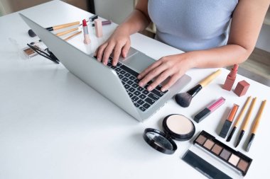 kadın Blogger mevcut kozmetik ürün ön tablet oturan ve internet tarafından sosyal ağa yayın, güzellik blogger online pazarlama kavramı