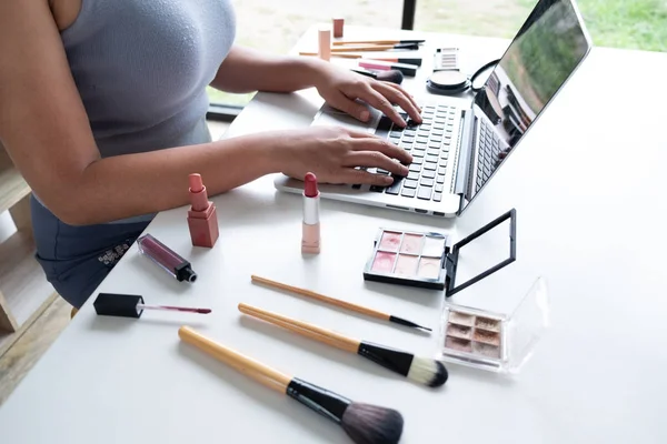Kvinna Blogger present kosmetisk produkt sitter i främre tablett och sänds till sociala nätverk av Internet, skönhet Blogger Online Marketing Concept — Stockfoto