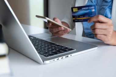 kadın onun laptop ve telefon online alışveriş için kredi kartı kullanmak