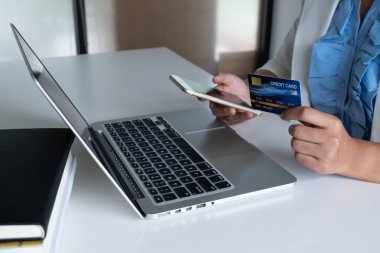 kadın onun laptop ve telefon online alışveriş için kredi kartı kullanmak
