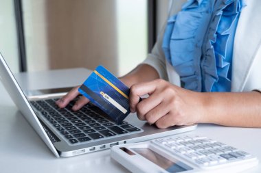 kadın onun laptop ve telefon online alışveriş için kredi kartı kullanmak