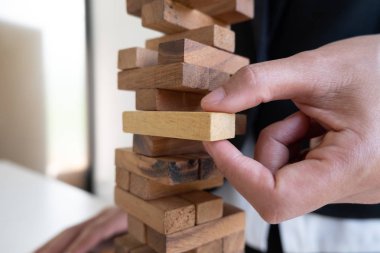 el oyun blokları ahşap oyun, ahşap blok yerleştirerek kumar. Kavram yönetimi ve strateji planı, büyüme iş başarı süreci riski