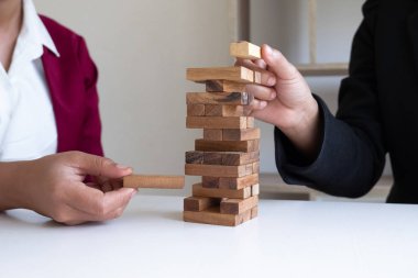 İki el blokları ahşap oyun oynarken, ahşap blok yerleştirerek kumar. Kavram yönetimi ve strateji planı, büyüme iş başarı süreci ve takım çalışması riski