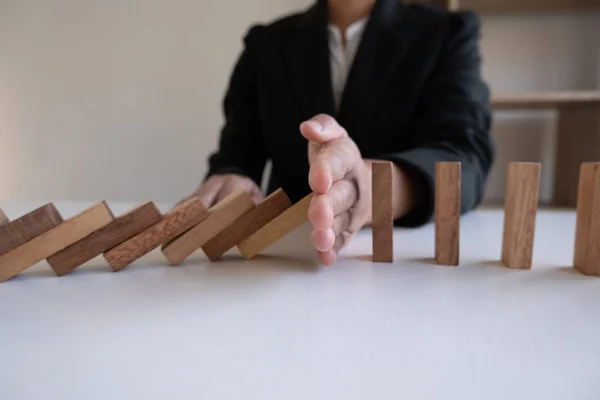 Γυναίκα χέρι στάση μπλοκ παιχνίδι ξύλου, τυχερά παιχνίδια τοποθετώντας ξύλινο μπλοκ. Concept κίνδυνος διαχείρισης και στρατηγικού σχεδίου, προστασία των επιχειρήσεων προς την επιτυχία — Φωτογραφία Αρχείου