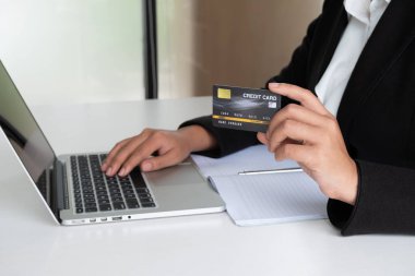 Online alışveriş ve ödeme için kredi kartı tutan iş kadını tüketici Internet üzerinden bir satın alma yapmak