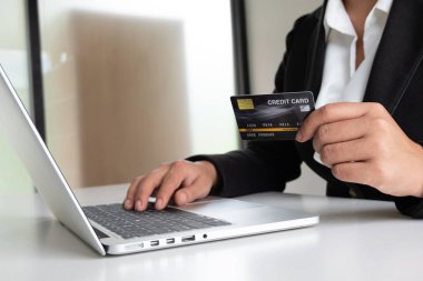 Online alışveriş ve ödeme için kredi kartı tutan iş kadını tüketici Internet üzerinden bir satın alma yapmak