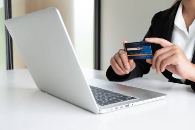 Online alışveriş ve ödeme için iş kadını tüketici Holding kredi kartı ve akıllı telefon Internet üzerinde bir satın alma yapmak