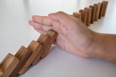 el durdurmak blokları ahşap oyun, ahşap blok yerleştirerek kumar. Kavram Risk yönetim ve strateji planı, başarıya iş korumak