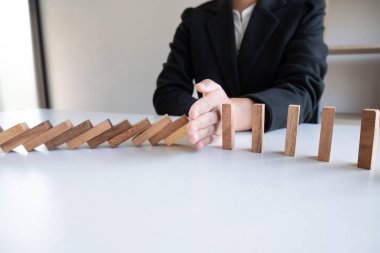 el durdurmak blokları ahşap oyun, ahşap blok yerleştirerek kumar. Kavram Risk yönetim ve strateji planı, başarıya iş korumak