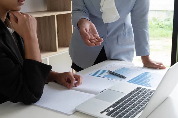 Dos mujeres líderes de negocios discutiendo los gráficos y gráficos que muestran los resultados — Foto de Stock