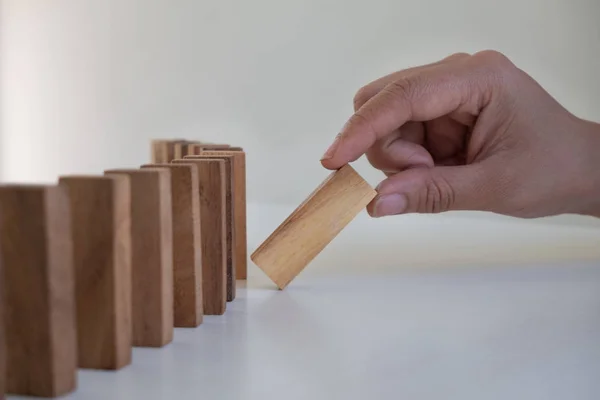 Mão puxar bloco de madeira jogo, jogando colocando bloco de madeira. Conceito Risco de gestão e plano de estratégia, proteger as empresas — Fotografia de Stock