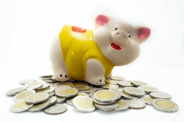 Gele Piggy Bank bespaart geld en munten stapel — Stockfoto