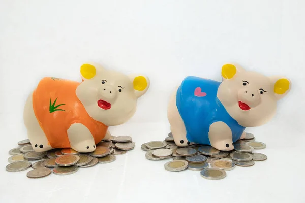 Salvadanaio arancione e blu risparmiando denaro e monete — Foto Stock
