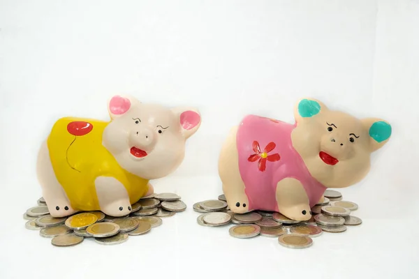 Salvadanaio giallo e rosa che risparmia denaro e monete — Foto Stock