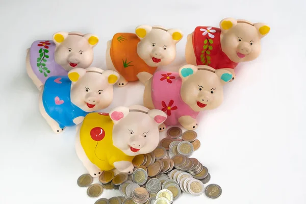 Zes kleur Piggy Bank met munt stapel Six jar concept — Stockfoto