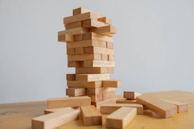 Mimari modelli ahşap blok kule, Yönetim ve strateji planı kavramı riski, büyüme iş başarı süreci ve ekip çalışması.