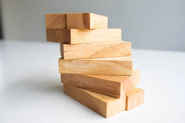 Вежа з дерев'яним блоком з архітектурною моделлю, концепція Ризик управління та план стратегії, процес успішного розвитку бізнесу та командна робота — стокове фото