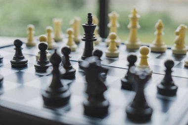 Satranç tahtası liderlik, takipçi ve iş başarı stratejilerini gösterir