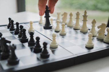 rekabette satranç hareket eden işadamının el, liderlik, takipçileri ve iş başarı stratejileri gösterir