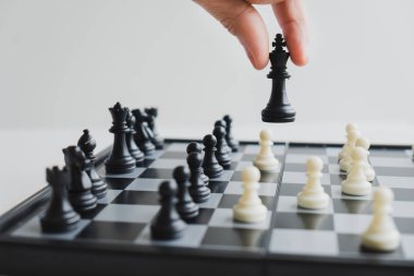 rekabette satranç hareket eden işadamının el, liderlik, takipçileri ve iş başarı stratejileri gösterir