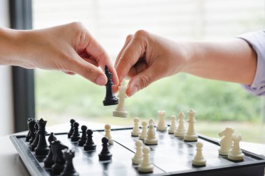 rekabette satranç hareket eden işadamının el, liderlik, takipçileri ve iş başarı stratejileri gösterir