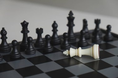 Satranç tahtası liderlik, takipçi ve iş başarı stratejilerini gösterir