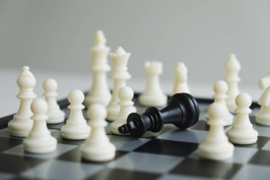 Satranç tahtası liderlik, takipçi ve iş başarı stratejilerini gösterir