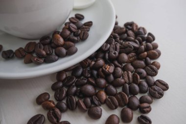 Kahve çekirdekli beyaz fincan. 