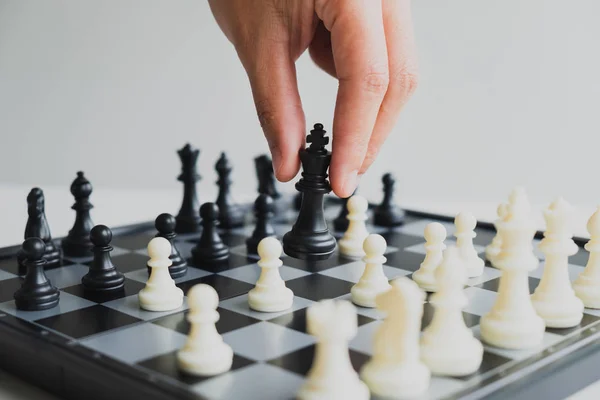 Mano del hombre de negocios moviendo ajedrez en competición, muestra liderazgo, seguidores y estrategias de éxito empresarial —  Fotos de Stock