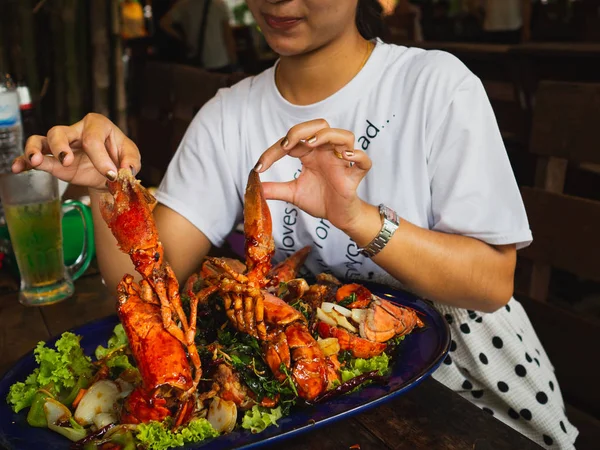 Mão mulher segurando camarão frito com erva em prato azul pronto para — Fotografia de Stock