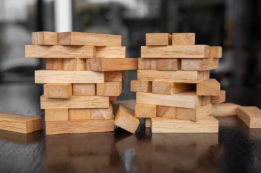 Klasik siyah tonlu mimari modeli olan ahşap blok yığını, Risk yönetimi ve strateji planı kavramı, büyüme işi başarı süreci ve takım çalışması