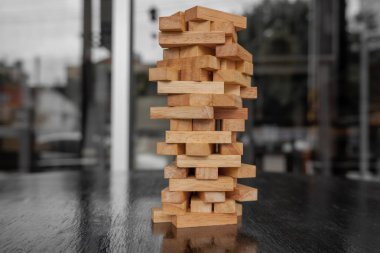 Klasik siyah tonlu mimari modeli olan ahşap blok yığını, Risk yönetimi ve strateji planı kavramı, büyüme işi başarı süreci ve takım çalışması