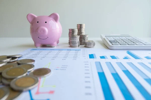 Hucha rosada con gráfico de pila de monedas y calculadora, intensifique el crecimiento del negocio hacia el éxito y ahorre para el concepto de jubilación — Foto de Stock