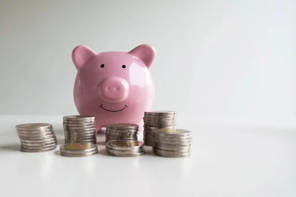 Рожевий скарбничка з грошима монет, збільшення бізнесу до успіху та збереження концепції виходу на пенсію — стокове фото