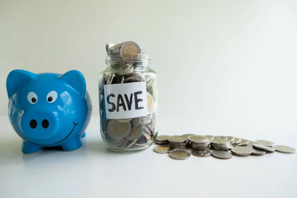 Glas en blauwe spaarvarken met munten stapel, groei van de Business naar succes en besparing voor pensioen concept — Stockfoto