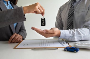 Araba bayisi sigorta detayları ve araç kiralama bilgileri hakkında tavsiyelerde bulunur ve kira sözleşmesini imzaladıktan sonra anahtarları teslim eder
