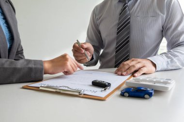Araba bayisi sigorta detayları ve araç kiralama bilgileri hakkında tavsiyelerde bulunur ve kira sözleşmesini imzaladıktan sonra anahtarları teslim eder