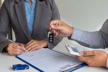 Araba bayisi sigorta detayları ve araç kiralama bilgileri hakkında tavsiyelerde bulunur ve kira sözleşmesini imzaladıktan sonra anahtarları teslim eder