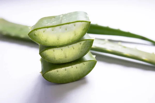 Aloe vera Gel que tiene ambas sustancias para curar cicatrices y se utiliza para producir bebidas saludables o cosméticos que son buenos para la piel — Foto de Stock