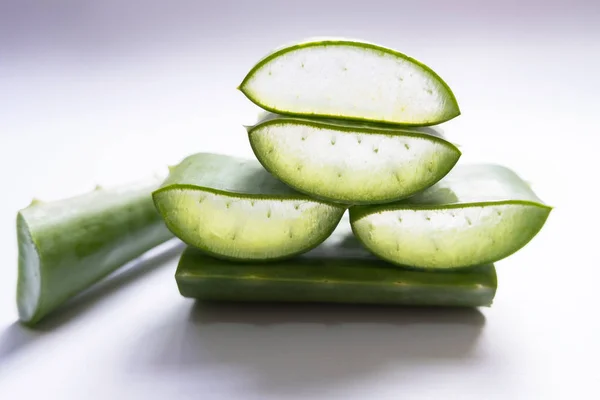 Aloe vera Gel que tiene ambas sustancias para curar cicatrices y se utiliza para producir bebidas saludables o cosméticos que son buenos para la piel — Foto de Stock