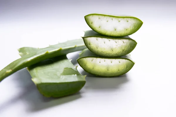 Aloe vera Gel que tiene ambas sustancias para curar cicatrices y se utiliza para producir bebidas saludables o cosméticos que son buenos para la piel — Foto de Stock